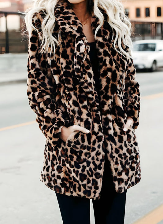 Explore as áreas de luxo e estilo com este excepcional casaco comprimento longo em estampa leopardo. Feito de pele sintética macia de alta qualidade, o casaco oferece calor e durabilidade. As clássicas cores e o corte moderno tornam este casaco versão de outono-inverno de luxo perfeito.