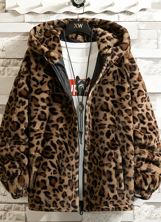 A jaqueta Leopard Acolchoada é feita para oferecer conforto reforçada para mantê-la aquecida. Feita com algodão acolchoado e desenho exclusivo de estampa leopardo, esta jaqueta tem uma aparência moderna para que você consiga sair na moda.